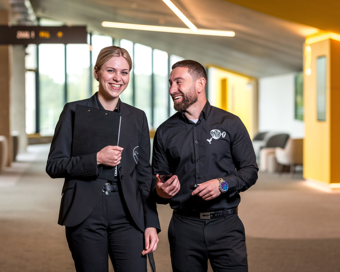 Floormanager op de vloer van een Pathé-bioscoop
